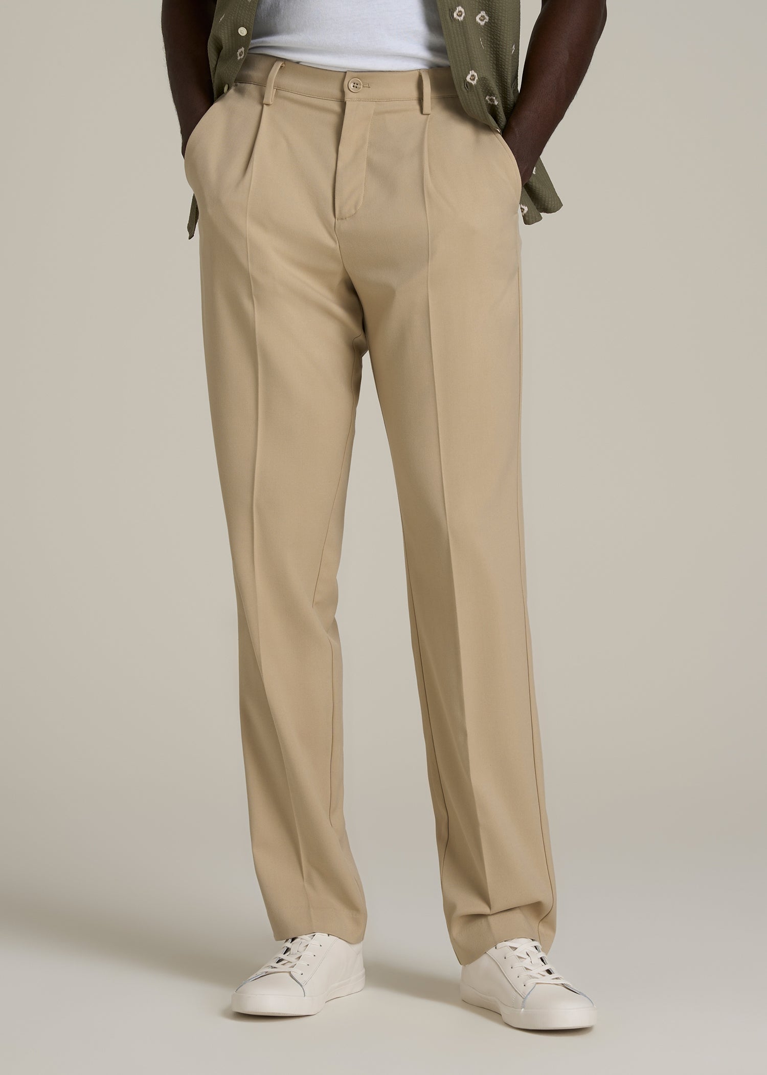 Tall Men's Relaxed Pleated Trouser in Light Khaki