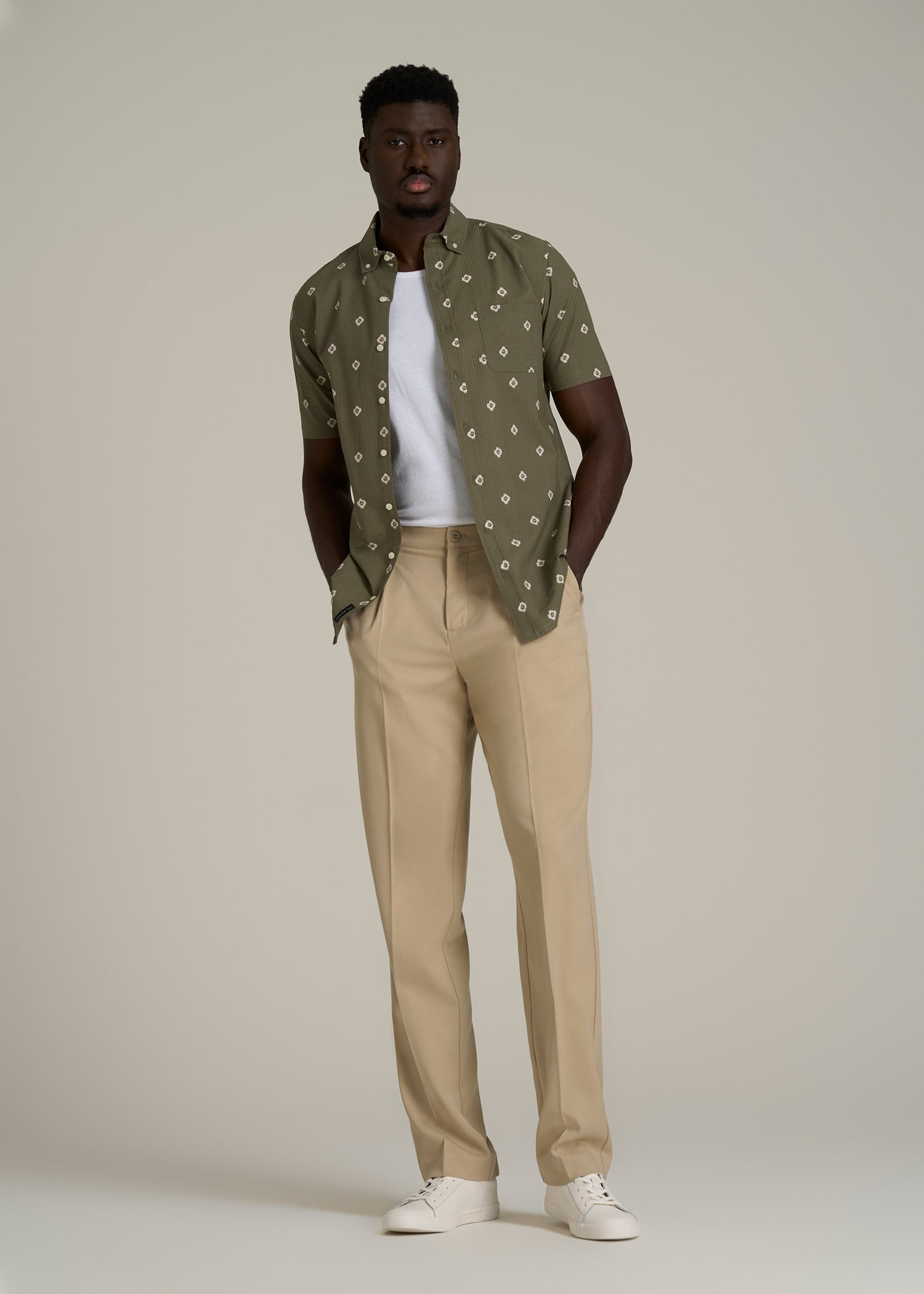 Tall Men's Relaxed Pleated Trouser in Light Khaki