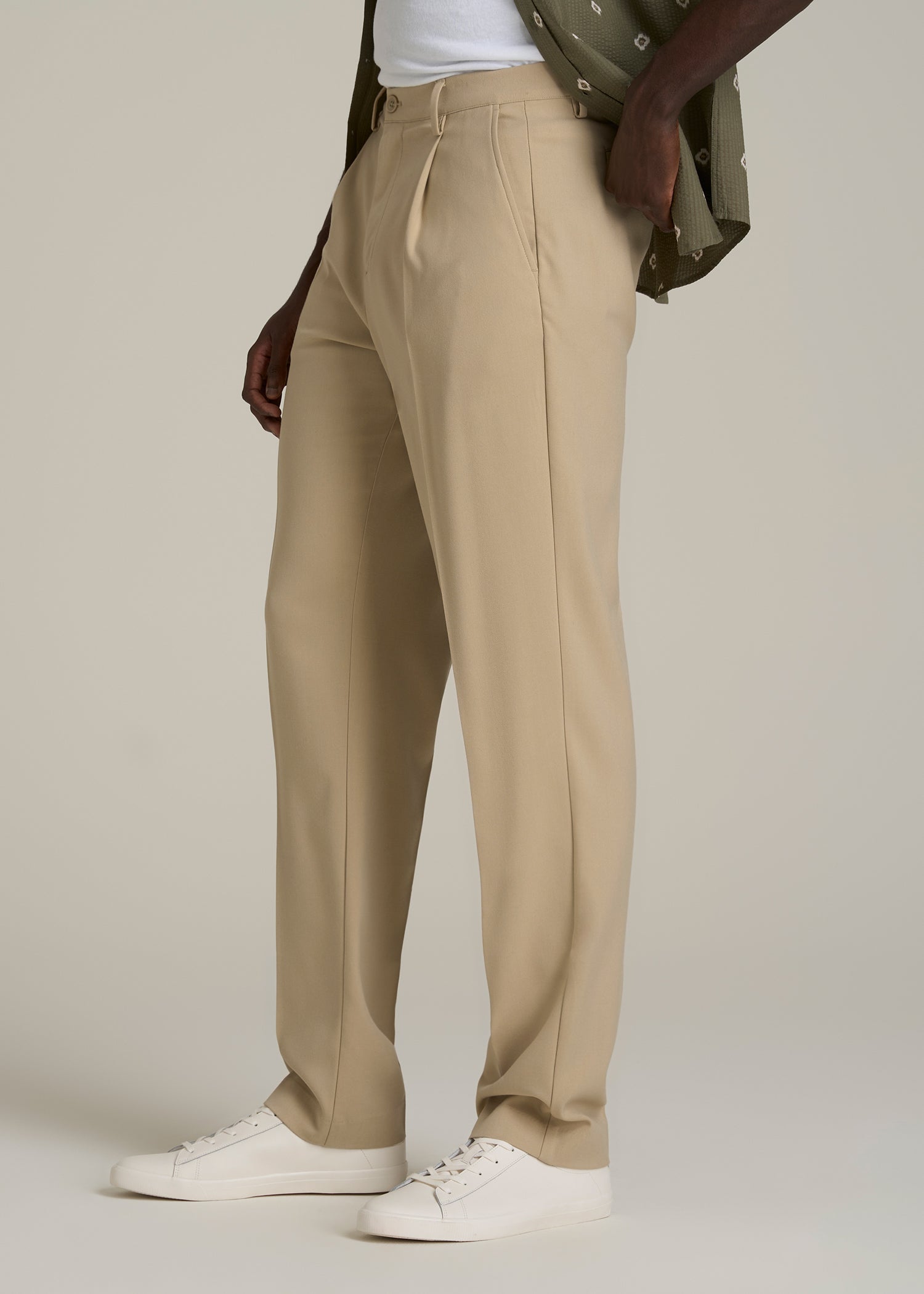 Tall Men's Relaxed Pleated Trouser in Light Khaki