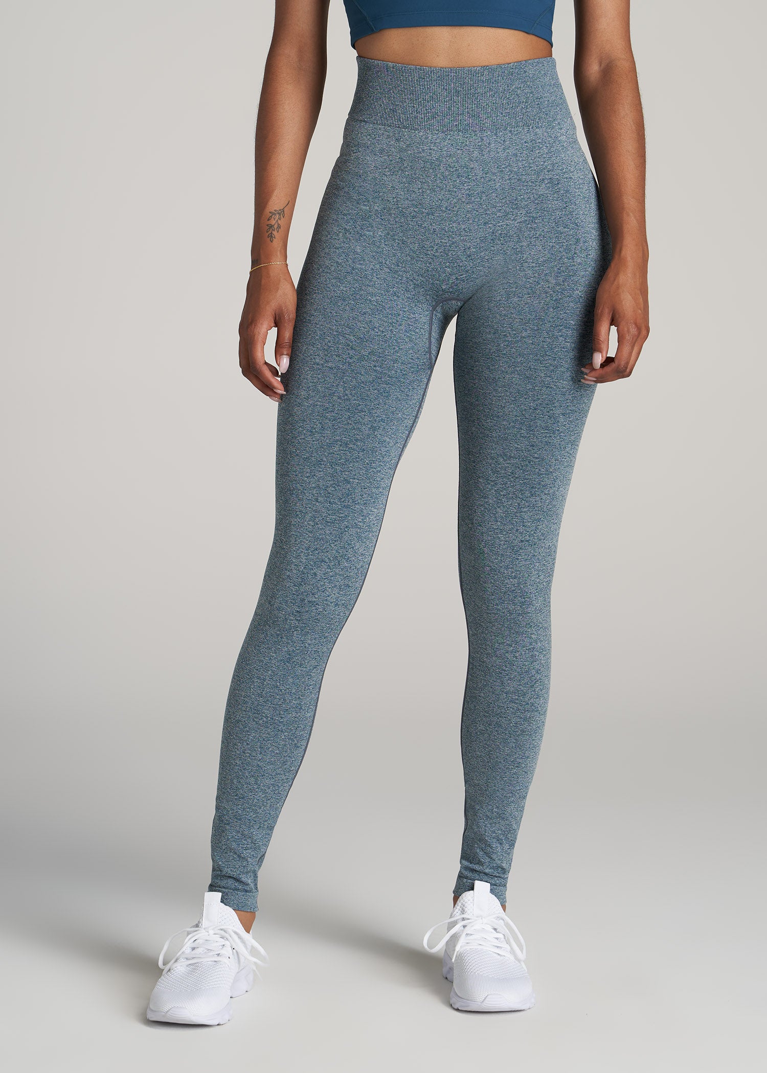 Grey seamless leggings with white stripes and shaping effect