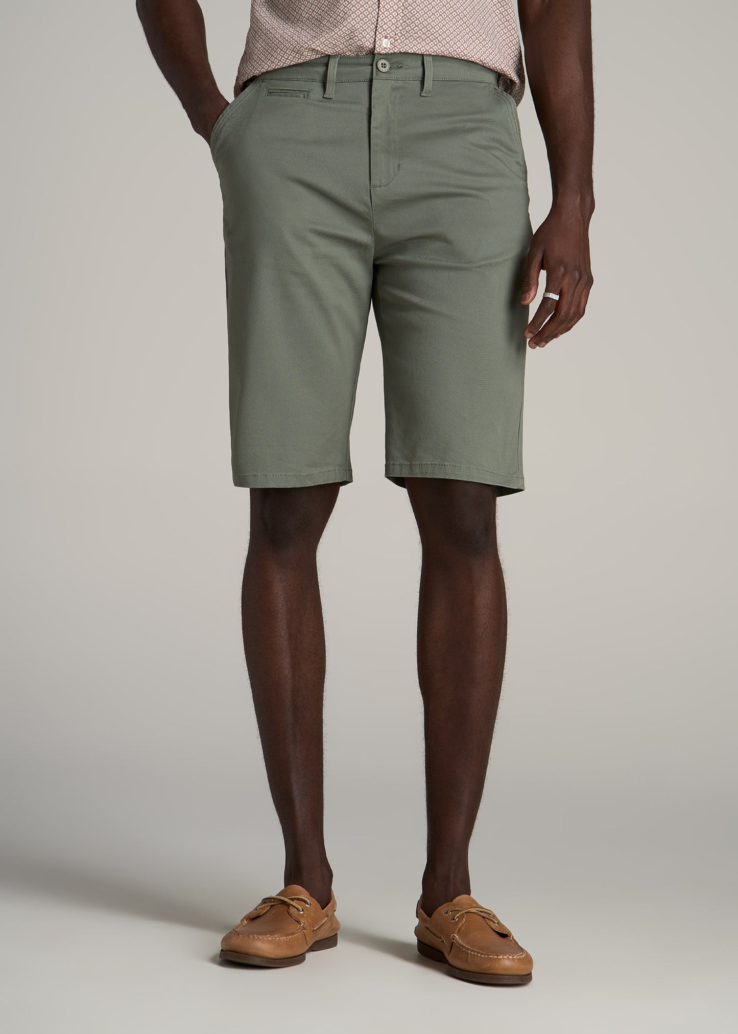 Chino Shorts for Tall Men in Wreath Green