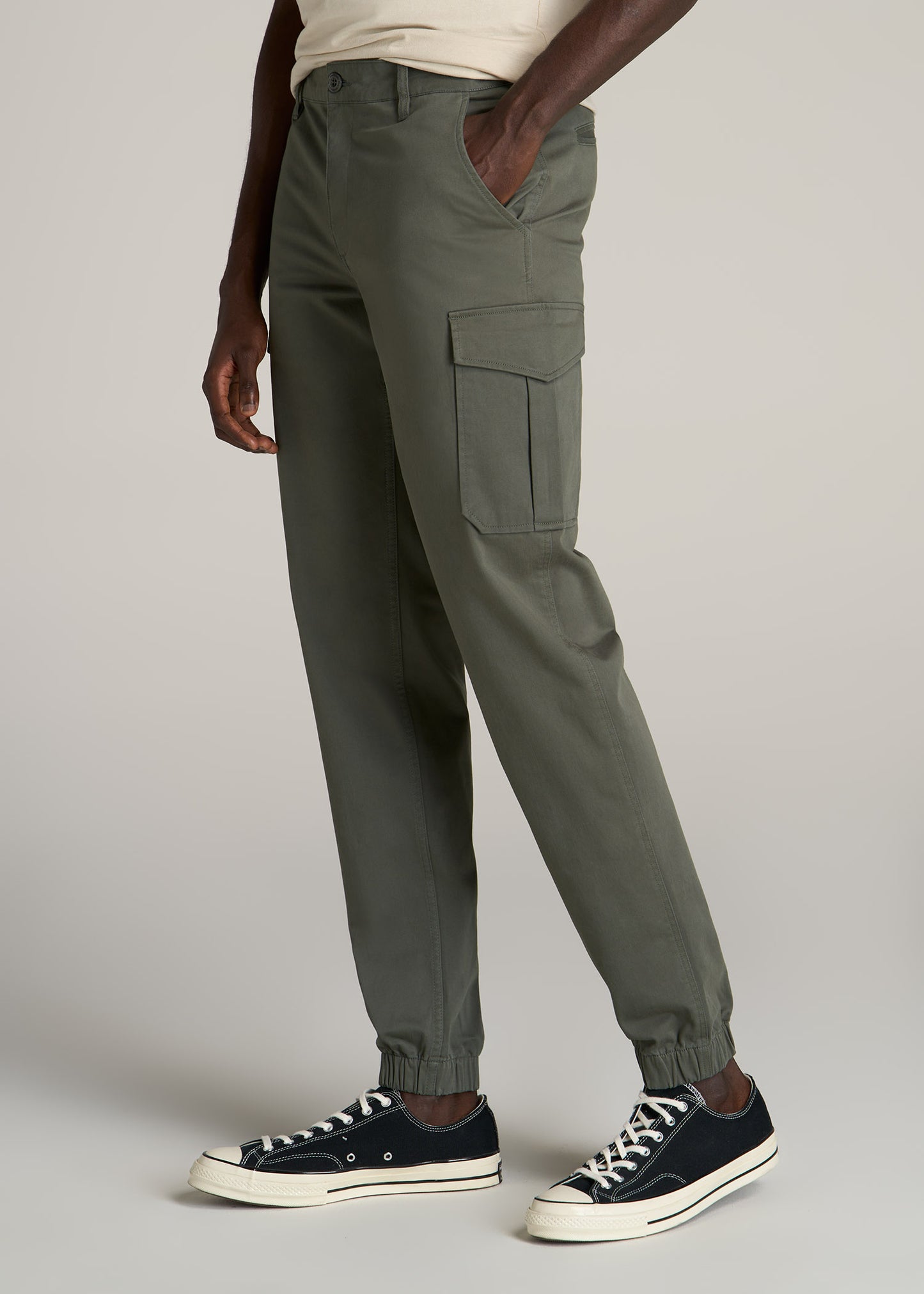 TAPERED-FIT Stretch Cotton Cargo Jogger Pants for Tall Men in Spring Olive