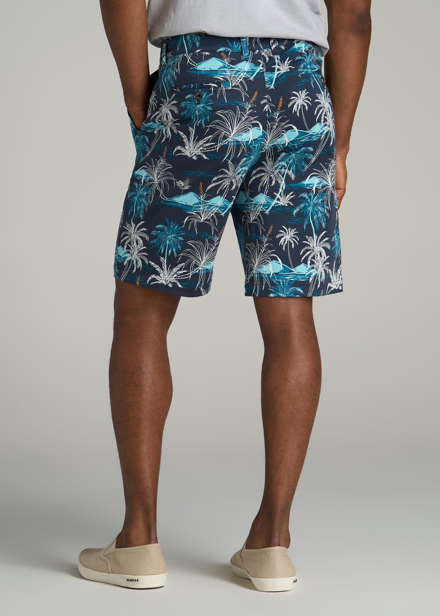 Printed Stretch Cotton Shorts for Tall Men in Blue and White Palms