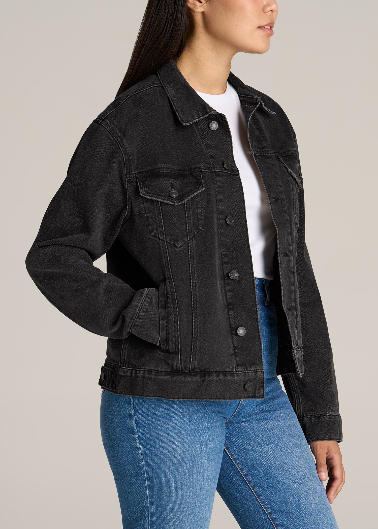 Women's Casual Style // denim jeans jacket, black jeans, t-shirt, sneakers  | Casual summer outfits for women, Casual winter outfits, Fall outfits