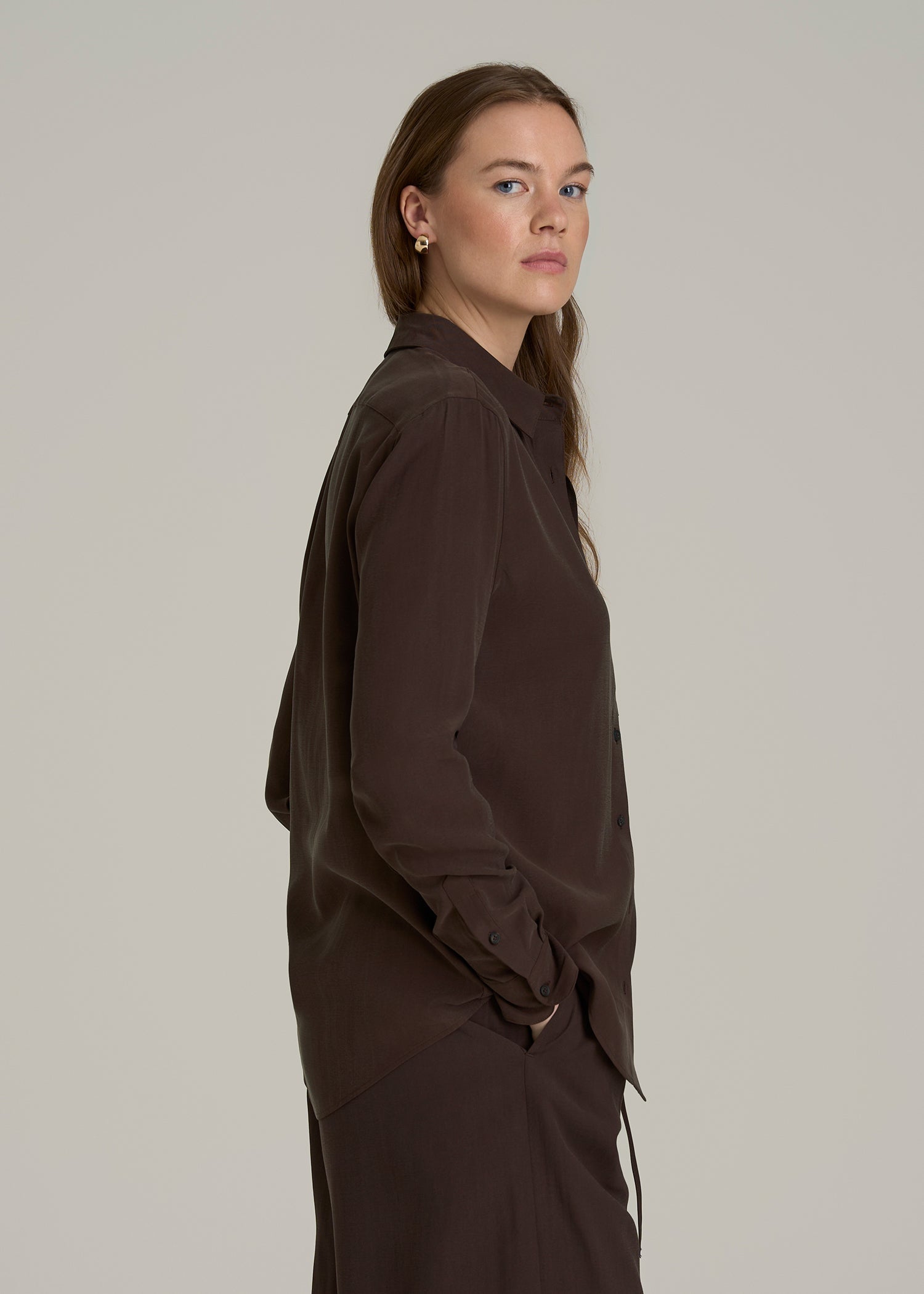 Relaxed Button-Up Single-Pocket Blouse for Tall Women in Espresso