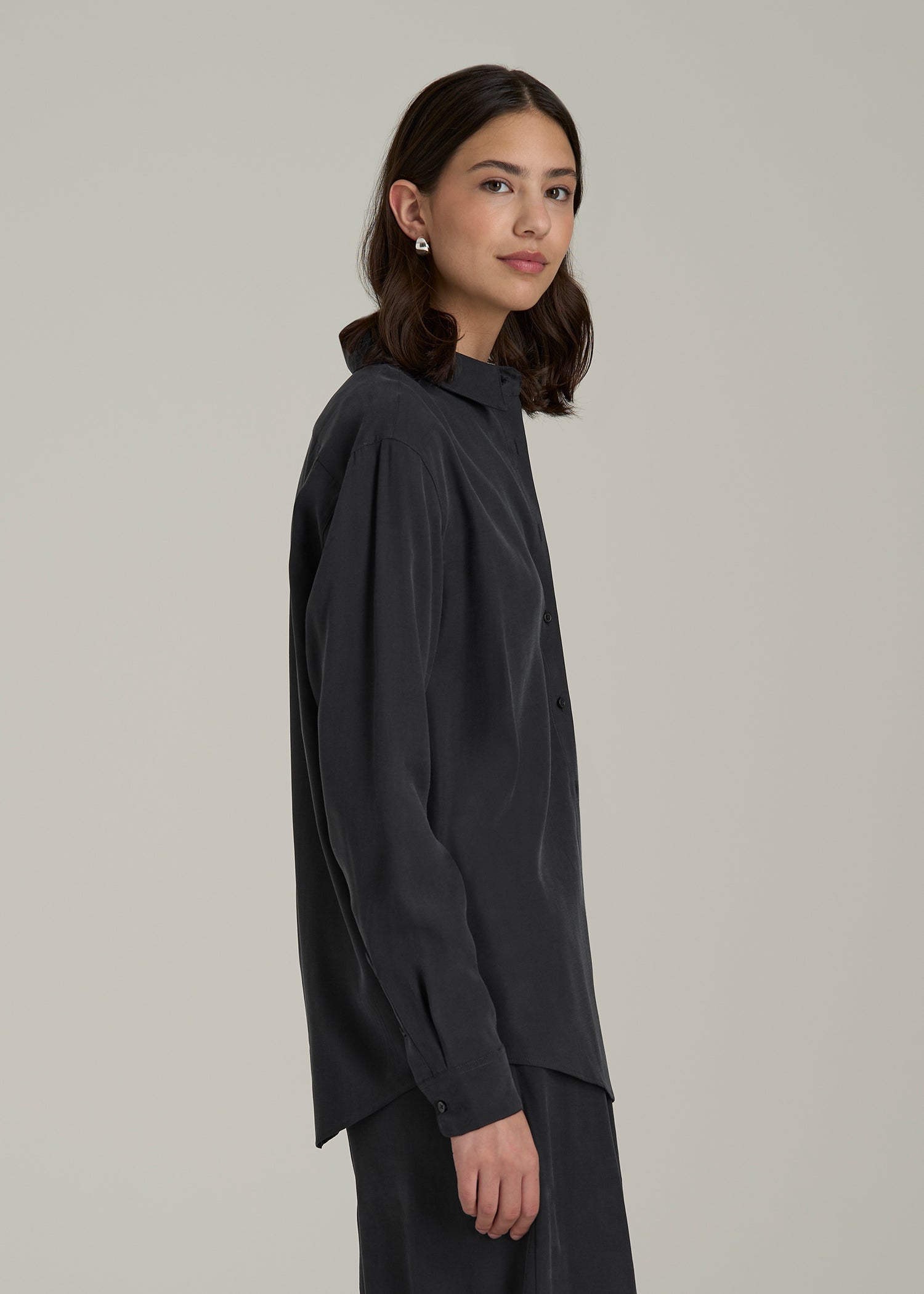 Relaxed Button-Up Single-Pocket Blouse for Tall Women in Vintage Black
