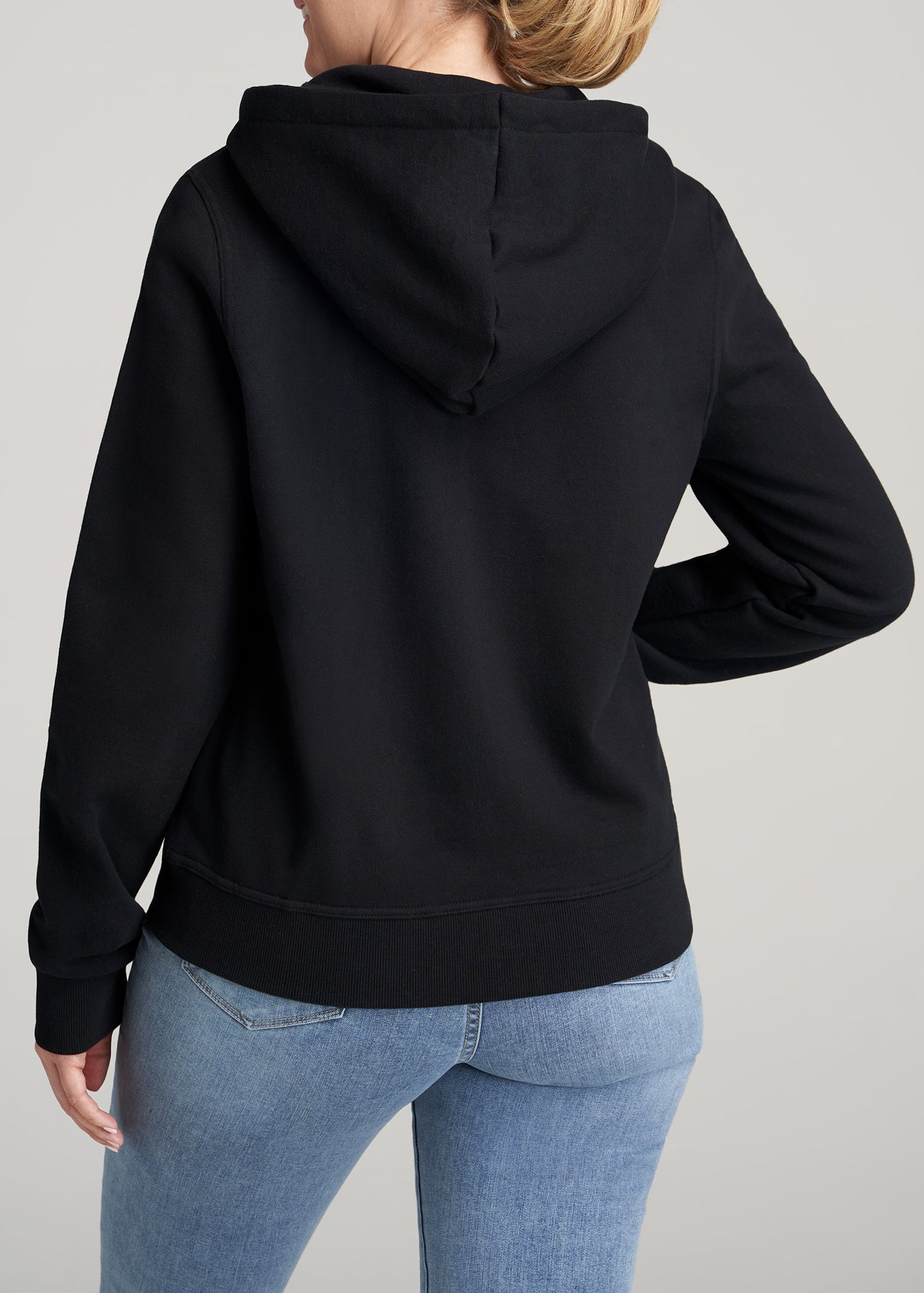 Basic, zip-up hoodie in faded black with two pockets and a
